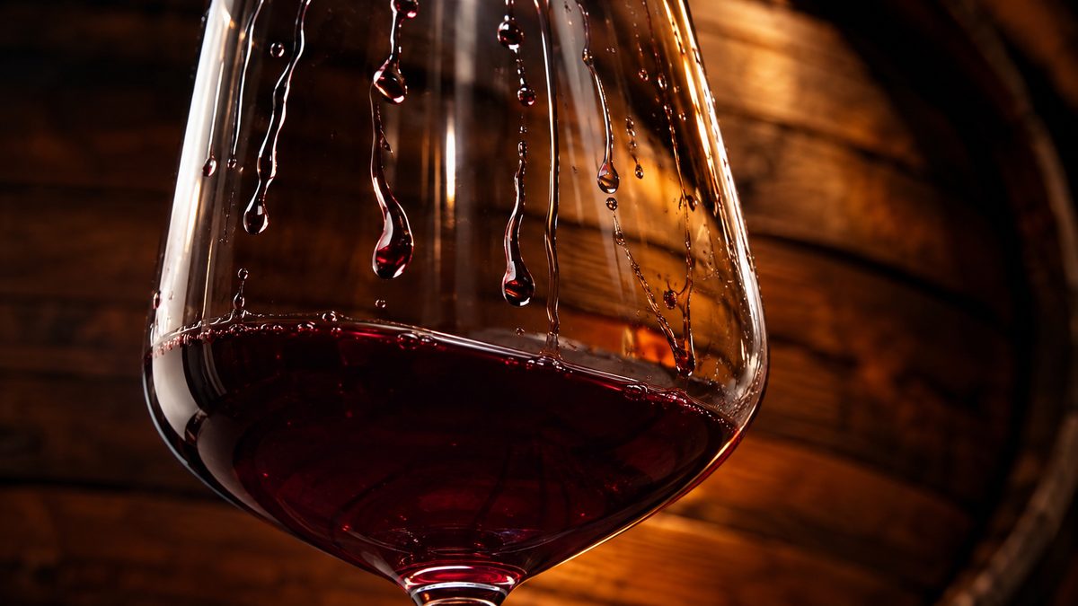 Lágrimas de vino resbalando por una copa